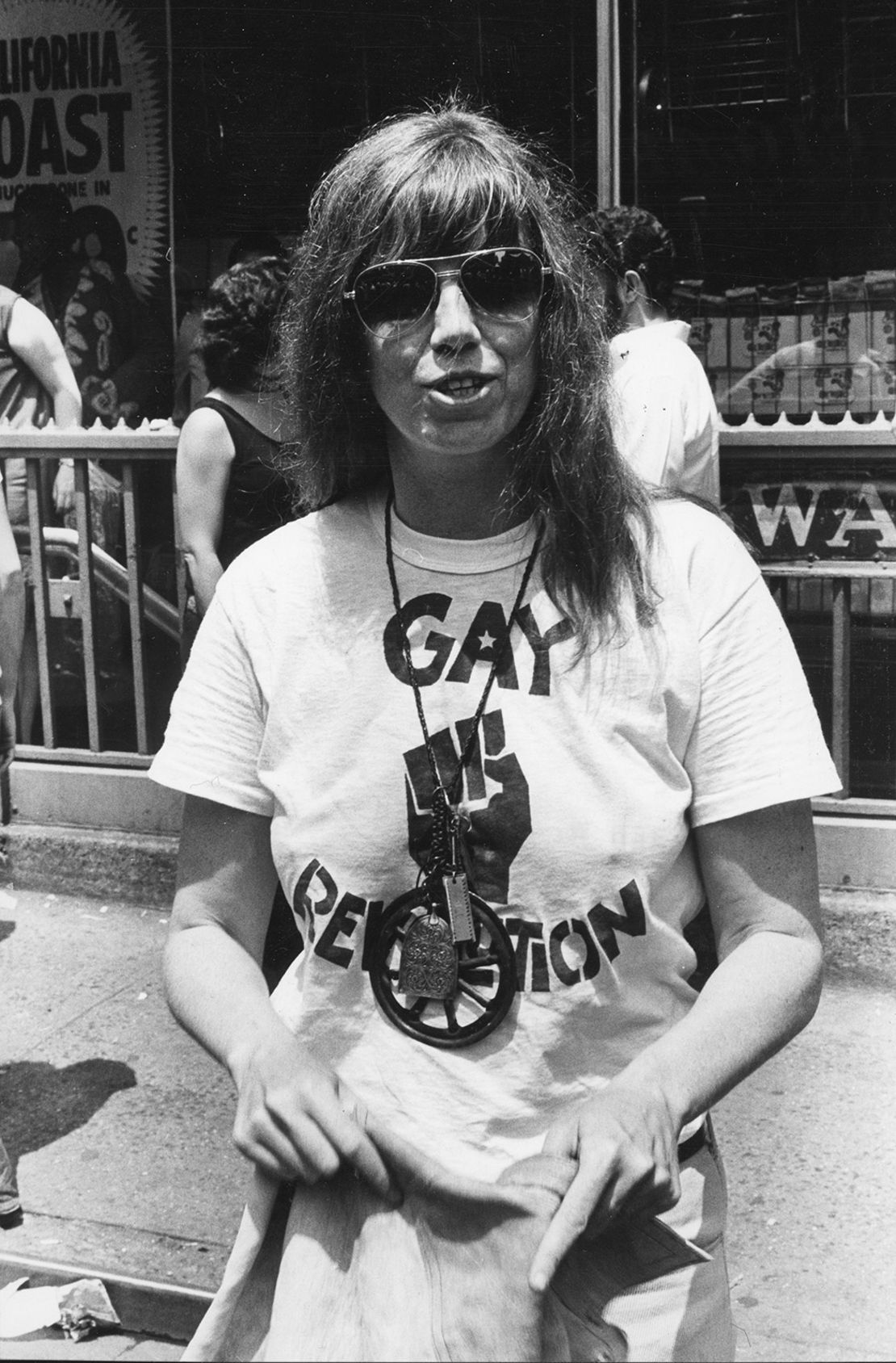 Jill Johnston, autora de "Lesbian Nation", asiste a uno de los primeros desfiles de Orgullo Gay en Nueva York en junio de 1971.