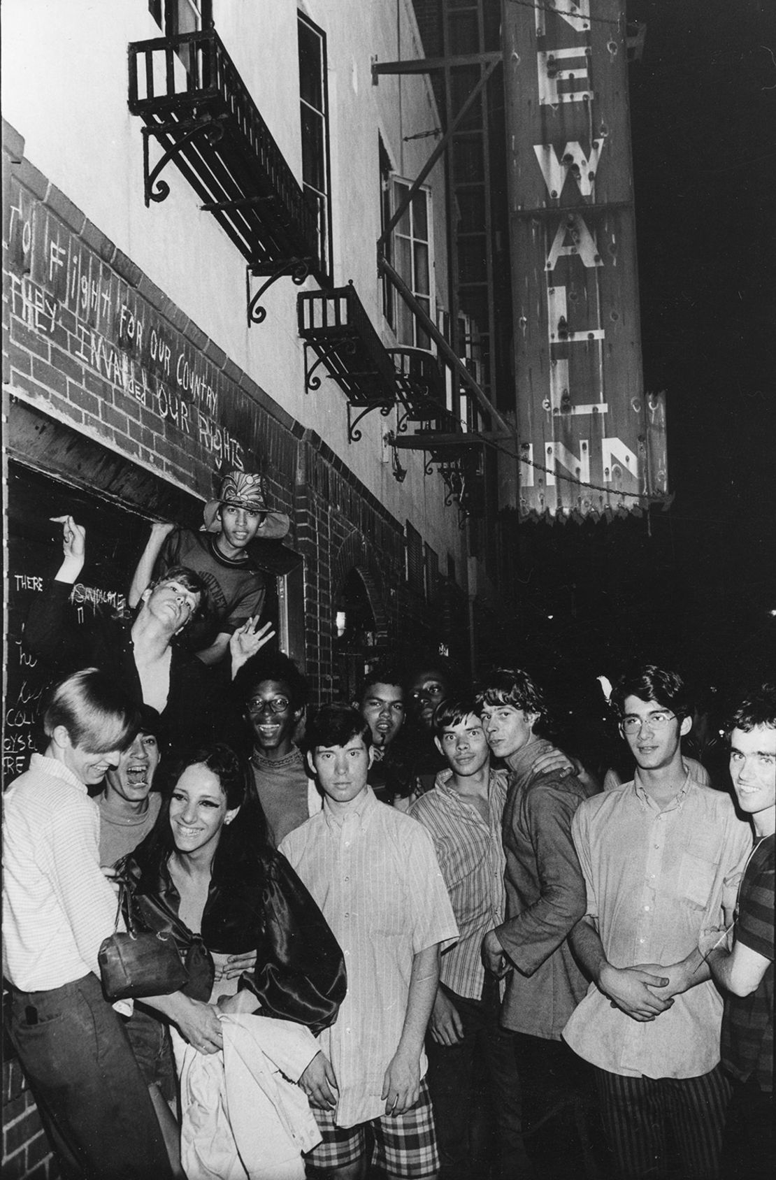 Los disturbios de Stonewall comenzaron en las primeras horas de la mañana del 28 de junio de 1969, cuando los clientes del Stonewall Inn se opusieron a una redada policial. En ese momento, las redadas eran una ocurrencia popular en los bares gay de Estados Unidos.