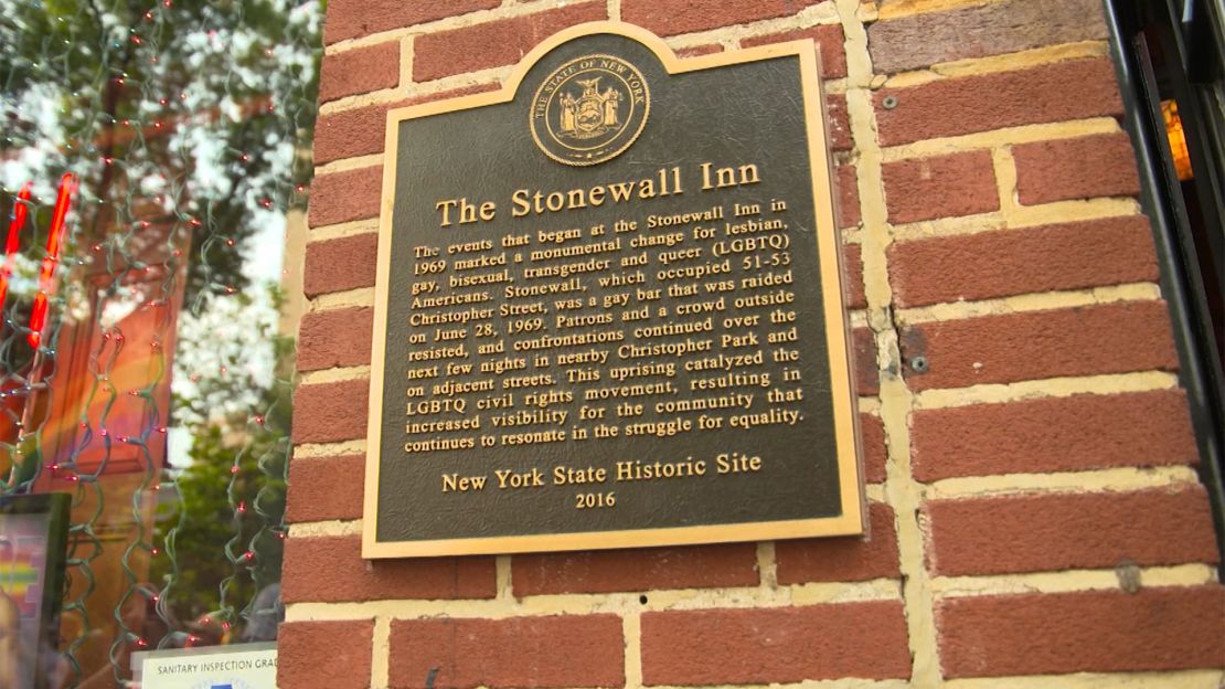 El bar Stonewall Inn se encuentra ubicado en la calle Christopher Street no. 51 en el corazón del barrio Greenwich Village en la Ciudad de Nueva York