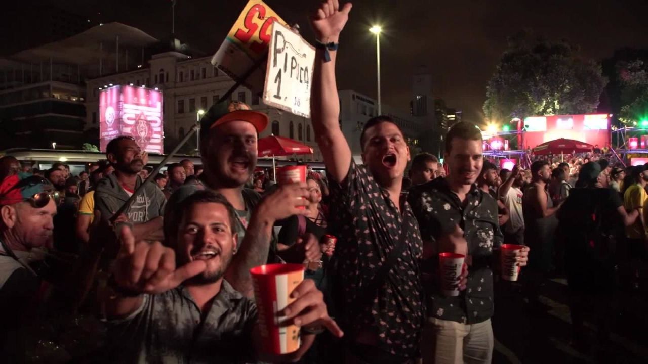 CNNE 666498 - asi celebro la aficion brasilena su pase a las semifinales de la copa america