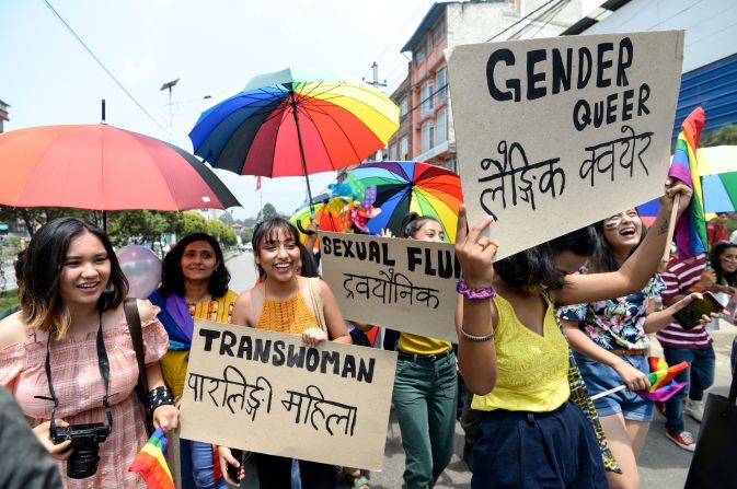 Nepal. Manifestantes sostienen pancartas cuando participan en un desfile de orgullo gay en Katmandú.