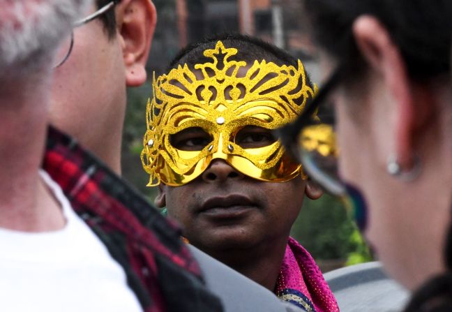 Nepal. Un miembro de la comunidad de lesbianas, gays, bisexuales y personas transgénero de Nepal (LGBT) observa mientras participa en un desfile de orgullo en Katmandú.