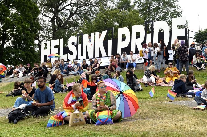 Finlandia. Personas asisten a la fiesta de Helsinki Gay Pride 2019, en un parque en Helsinki, capital de Finlandia.