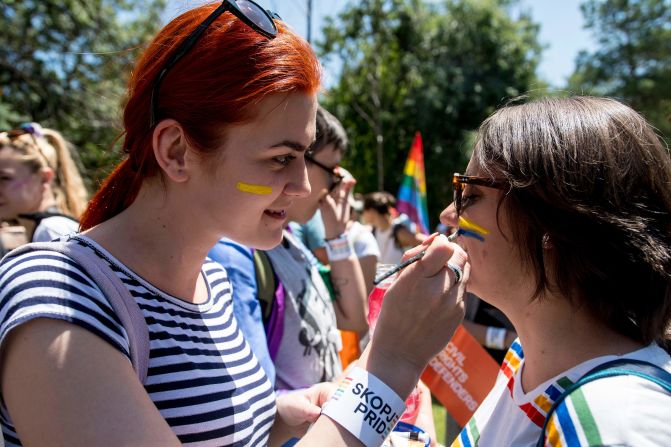 Macedonia del Norte: Los participantes se maquillan cuando participan en la marcha "Orgullo de Skopje" en el centro de Skopje, Macedonia del Norte.