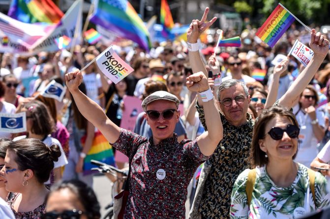 Los participantes hacen gestos mientras agitan banderas durante la marcha "Orgullo de Skopje" en el centro de Skopje, cuando Macedonia del Norte celebra su primer desfile de orgullo gay.