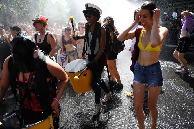 Francia. Los participantes son rociados con agua mientras participan en el desfile anual del Orgullo Gay, una marcha de 5,5 kilómetros de Montparnasse a Republique, en París.