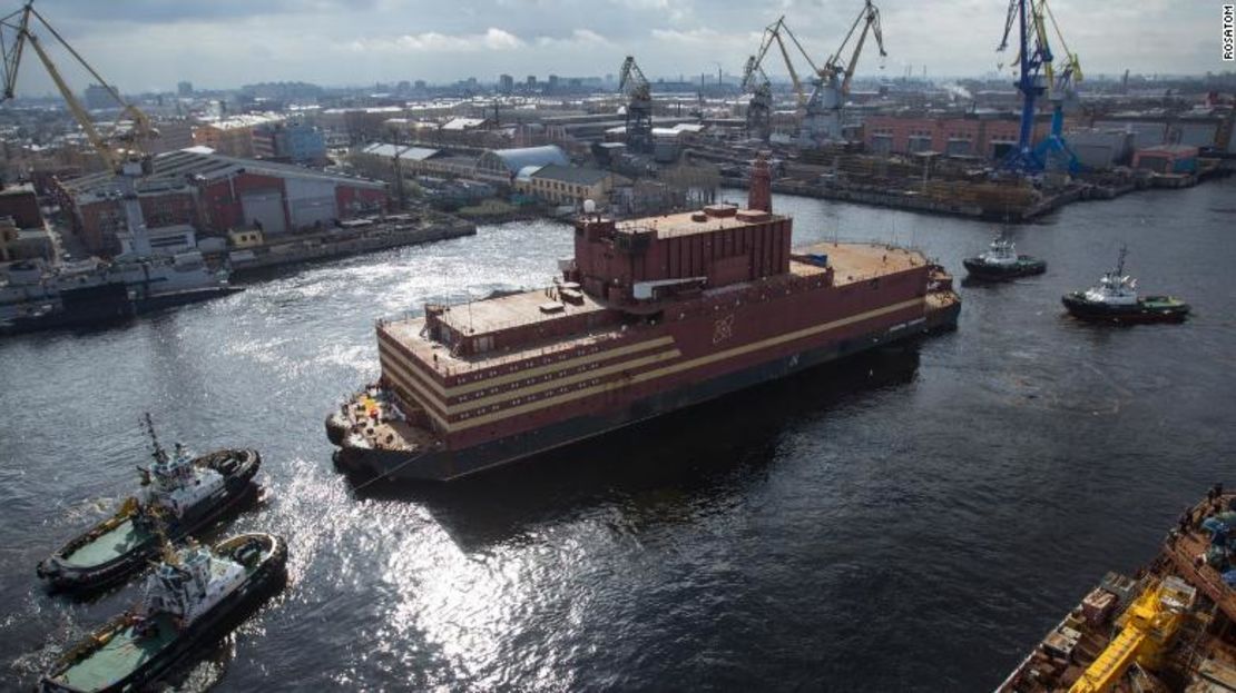 Akademik Lomonosov descansa en San Petersburgo antes de ser llevado a Murmansk para ser llenado con combustible nuclear.