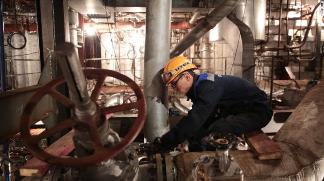 Un trabajador termina la construcción dentro de las instalaciones de la plataforma.