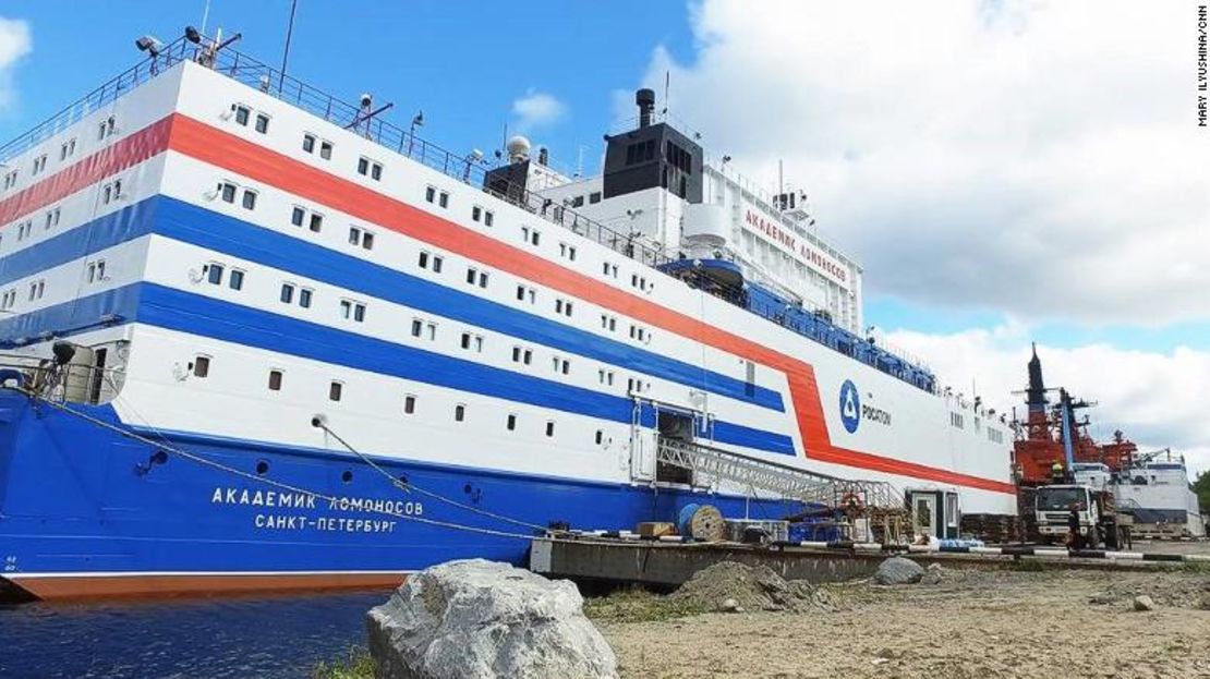 Akademik Lomonosov se prepara para navegar desde Murmansk a Pevek en el Lejano Oriente de Rusia.