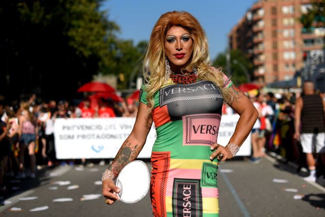 España. Un participante posa durante el desfile del Orgullo Gay de 2019 en Barcelona.