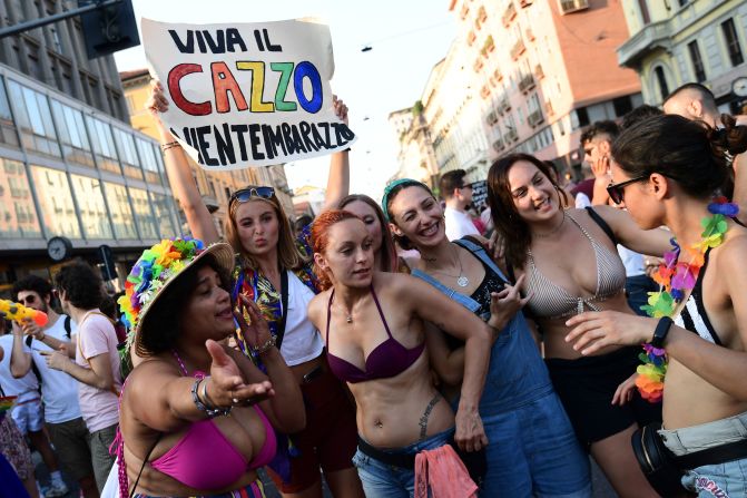 Italia. La gente desfila durante el Orgullo de Milán 2019.