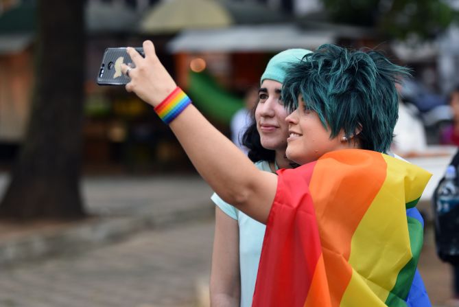 Paraguay. Dos manifestantes se toman una selfi durante la marcha.