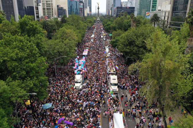 México. Vista aérea del 41º desfile del orgullo gay a lo largo de la avenida Reforma.