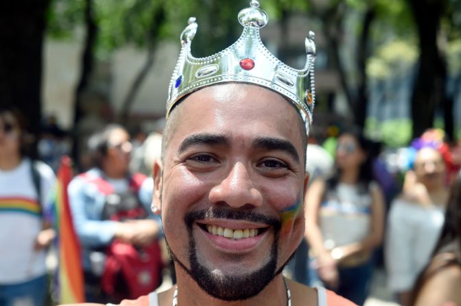 México. Un participante del 41º desfile del orgullo gay a lo largo de la avenida Reforma en la Ciudad de México.