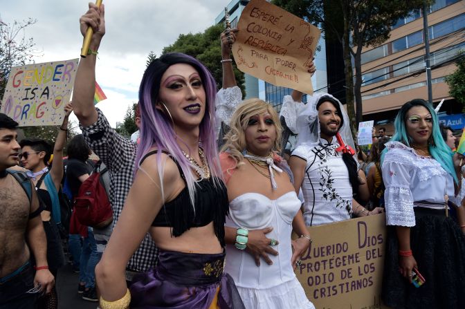 Ecuador. Los manifestantes celebran la aprobación del matrimonio entre personas del mismo sexo en Quito, capital del país sudamericano.