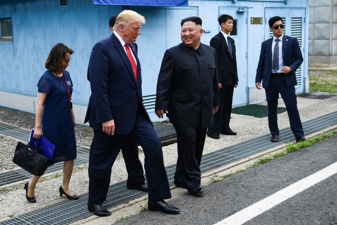 El líder de Corea del Norte, Kim Jong Un, y el presidente de los Estados Unidos, Donald Trump, caminan juntos hacia el territorio de Corea del Norte en la zona desmilitarizada.