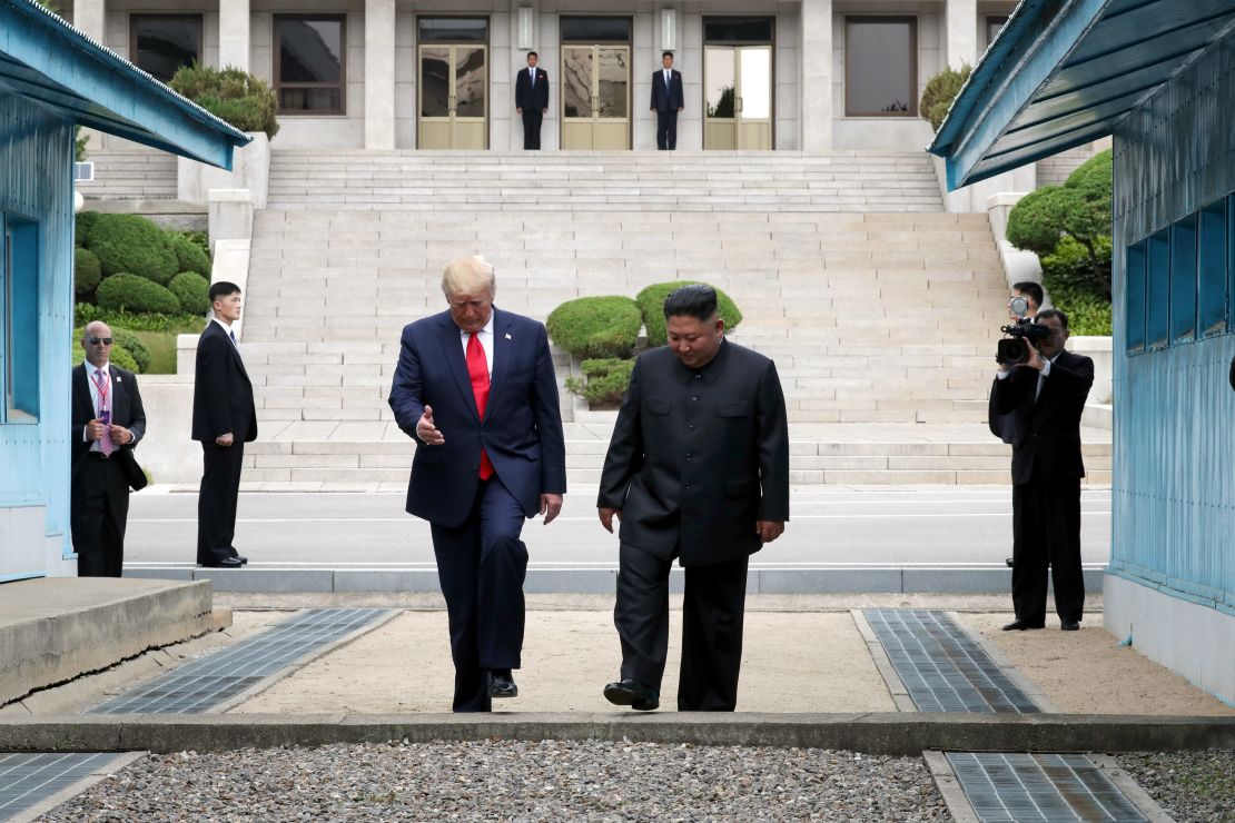 Donald Trump y Kim Jong Un en zona desmilitarizada.