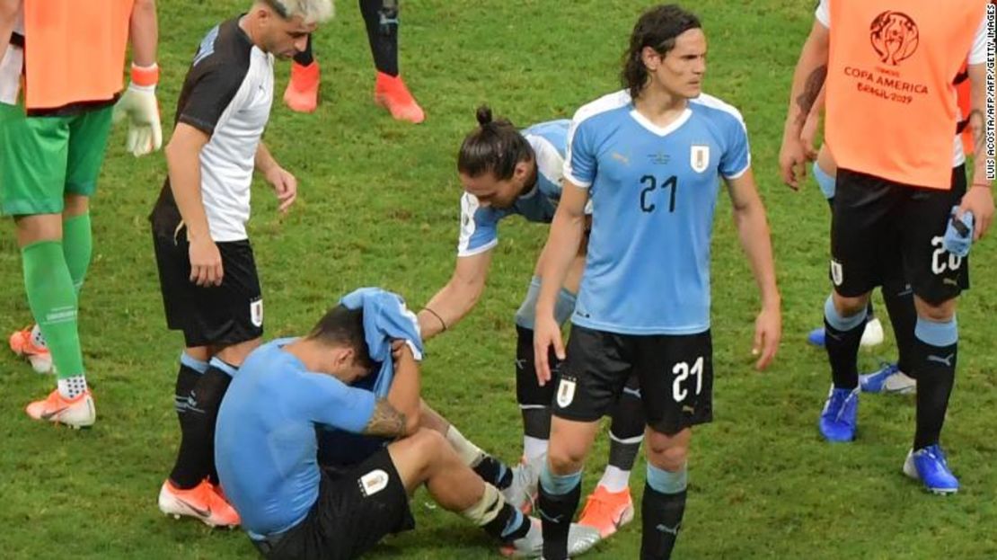 Luis Suárez llora en el campo tras la derrota de Uruguay ante Perú. En la tanda de penaltis, Suárez erró el suyo.