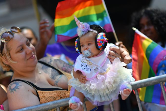 Miles participaron en la Marcha del Orgullo, en Nueva York, como parte del Orgullo mundial que conmemora el 50 aniversario del levantamiento de Stonewall.