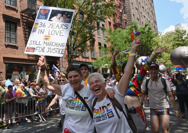 El desfile pasa por los emblemáticos puntos de referencia LGBTQ, incluidos el Stonewall Inn y el New York City AIDS Memorial.