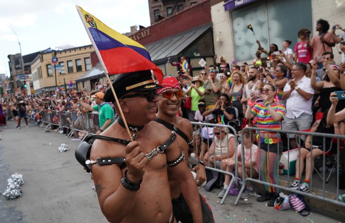 Personas de todo el mundo participaron en el desfile de este año, como es usual. En la foto, un participante con la bandera de Venezuela.