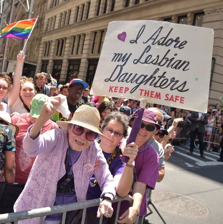 Frances Goldin tiene 95 años, y durante los últimos 35 años, ha estado llevando la misma señal al orgullo de Nueva York. "Adoro a mis hijas lesbianas MANTÉNGANLAS SEGURAS", dice el cartel. Goldin es un activista de la vivienda desde hace mucho tiempo después de quien se nombra un desarrollo de vivienda asequible para personas mayores en Nueva York. Hoy, ella está aquí con su hija, Reeni Goldin, y la esposa de Reeni, Marge Burns."Han pasado 50 años (desde Stonewall) y en este clima de odio necesitamos tener una fuerza de solidaridad", dice Reeni Goldin.