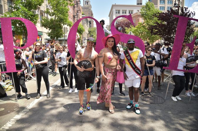 Personas de todo el mundo participaron en el desfile de este año, como es usual. En la foto, un participante con la bandera de Venezuela.