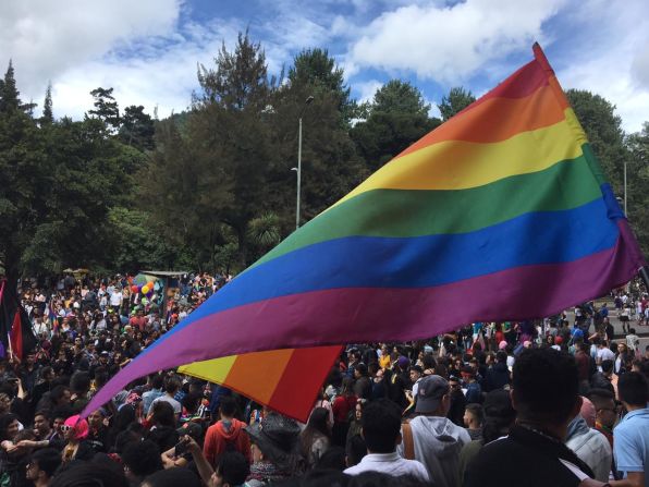 Colombia. En Bogotá, miles de personas se reunieron este domingo 30 de junio para marchar desde el Parque Nacional hasta la Plaza de Bolívar en el marco de la celebración del Orgullo Gay.