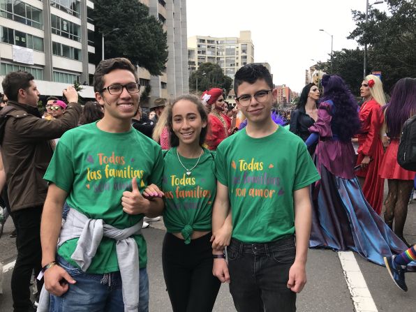 Colombia. "Todas las familias son amor", se lee en la camiseta de estas tres personas que participaron este domingo en la marcha en Bogotá.