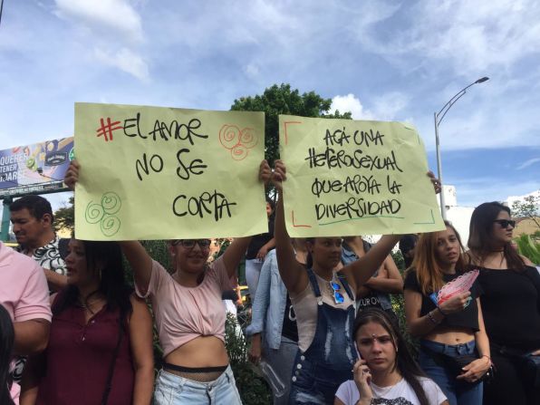 Colombia. En las marchas no solo participaron miembros de la comunidad LGBTQ. "Acá una heterosexual que apoya la diversidad", dice en el mensaje de uno de las participantes de la manifestación en Medellín.