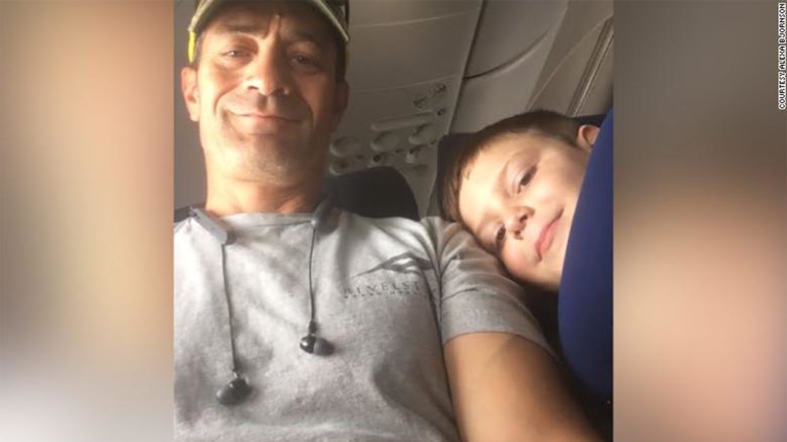 Ben Pedraza y Landon Bjornson, quien tiene autismo, compartieron un vuelo desde Las Vegas a Oregon este jueves.