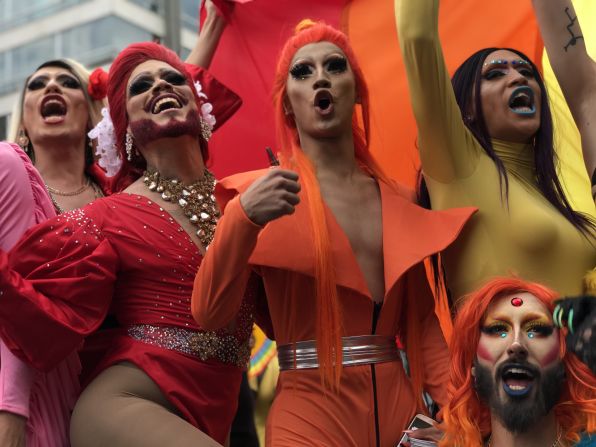 Colombia. "¡Resistencia!", grita un grupo de participantes en la marcha del Orgullo Gay en Bogotá.