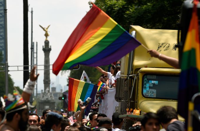 México. Miles de personas participaron este sábado en la Marcha del Orgullo Gay número 41 en la Avenida Reforma.