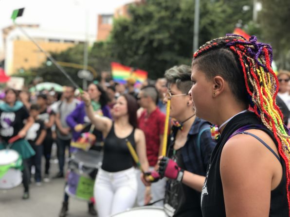 Colombia. Una comparsa de mujeres canta y toca tambores durante la Marcha del Orgullo Gay en Bogotá.