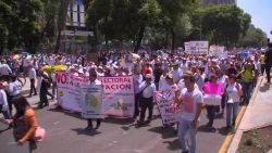 CNNE 666772 - mexicanos protestan en contra de amlo