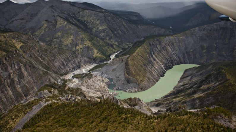 Parque Nacional Nahanni: Patrimonio de la Humanidad de la Unesco desde 1978, este parque nacional en los Territorios del Noroeste consiste en cañones de ríos profundos que atraviesan cordilleras montañosas, enormes cascadas y complejos sistemas de cuevas.