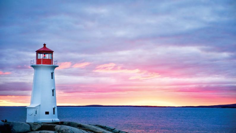 Peggy's Cove: famosa por su paisaje natural, sus mariscos frescos y su pueblo de pescadores, Peggy's Cove, en la provincia de la costa este de Nueva Escocia, es más conocida por su histórico faro, construido en 1915.