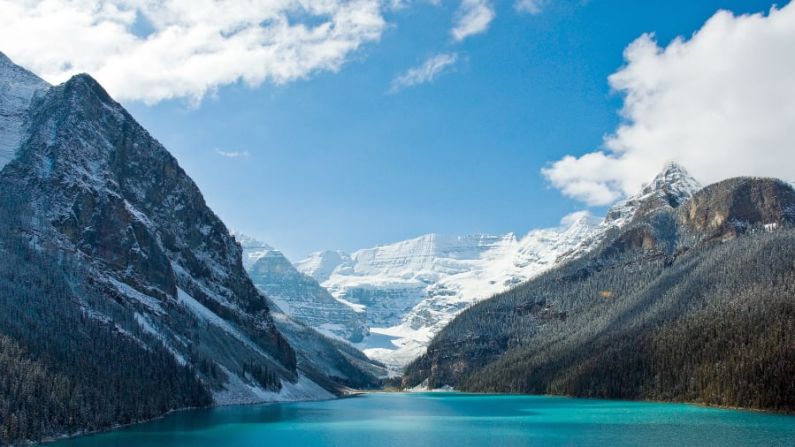 Lago Louise: un lago alpino con brillantes aguas azules, el lago Louise de Alberta en el Parque Nacional Banff se encuentra en la base de un grupo de picos cubiertos de glaciares. El lago ofrece remar en verano y una pista de patinaje al aire libre en invierno.