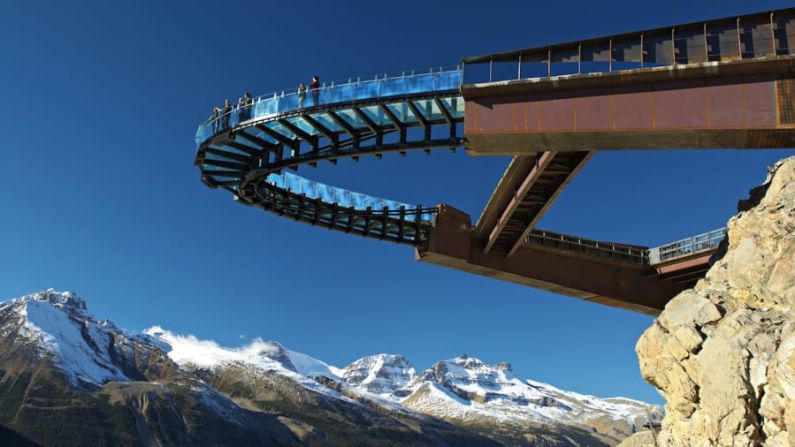 Parque Nacional Jasper: el glaciar Skywalk de Canadá en Jasper, que abrió sus puertas en 2014, es un lugar fantástico para admirar las montañas de los alrededores.