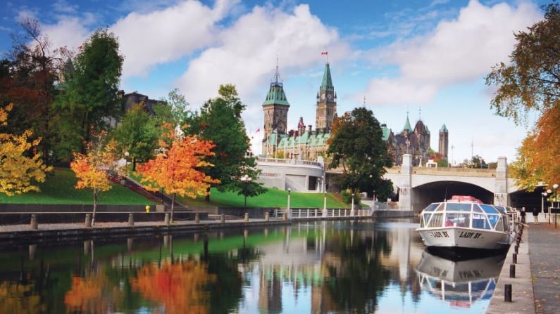 Canal histórico de Rideau: el Canal Rideau, patrimonio de la Unesco, construido a principios del siglo XIX, está formado por una cadena de lagos, ríos y canales que se extienden a lo largo de 202 kilómetros desde Kingston hasta Ottawa.