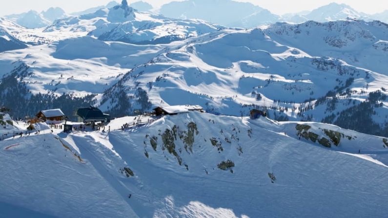 Whistler, Columbia Británica: Horstman Hut (en la foto) en Blackcomb Mountain, se encuentra frente al glaciar Horstman y Black Tusk Mountain en la estación de esquí Whistler Blackcomb.