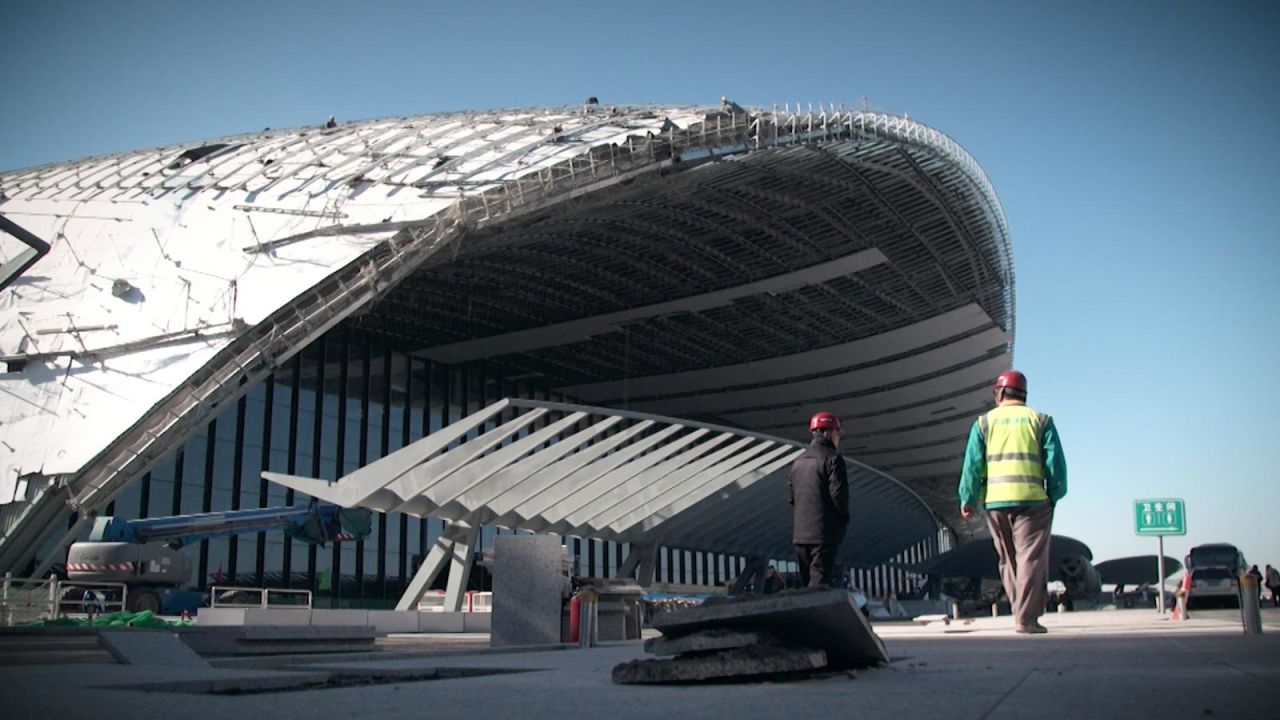 CNNE 667081 - este megaaeropuerto en beijing es unico en el mundo