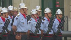 CNNE 667118 - francia homenajea al cuerpo de bomberos que combatio el incendio de notre dame