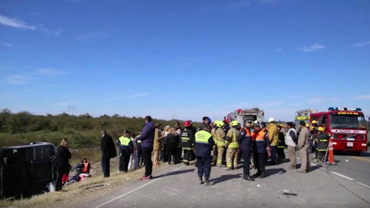 CNNE 667199 - argentina- se vuelca un autobus y deja al menos 15 muertos