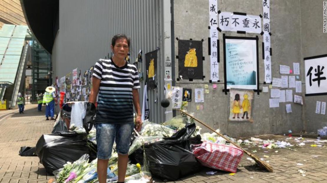 La voluntario Liu Yuk-lin, de 57 años, recolecta los desperdicios alrededor del edificio del Consejo Legislativo de Hong Kong el 2 de julio de 2019, tras las protestas del día anterior.