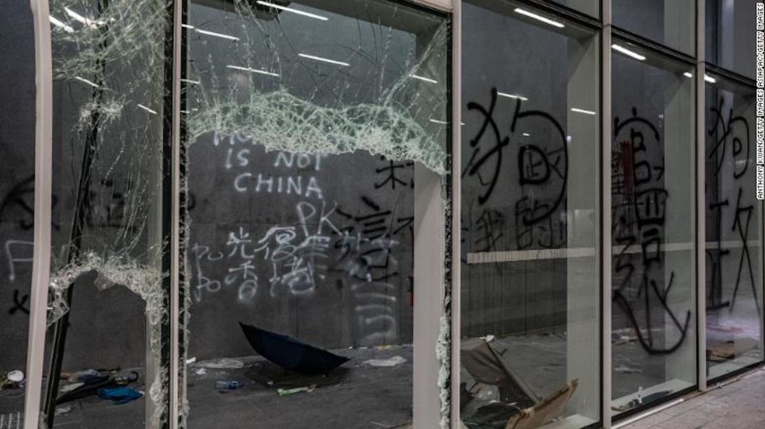 Así quedó el edificio del Consejo Legislativo el 2 de julio de 2019, después de que la fachada fue dañada por manifestantes durante una protesta la noche anterior.