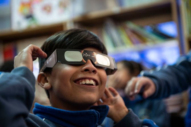 Un niño de colegio se prueba unas gafas para ver el eclipse en una escuela en La Higuera, en la región de Coquimbo en el desierto de Atacama. Para poder apreciar el eclipse solar total es necesario tener protección para los ojos.