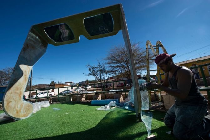 Unas gafas gigantes para ver eclipse fueron instaladas en la entrada de La Higuera. Durante un eclipse total de Sol, tanto la Luna como el Sol parecen tener aproximadamente el mismo tamaño vistos desde el suelo.