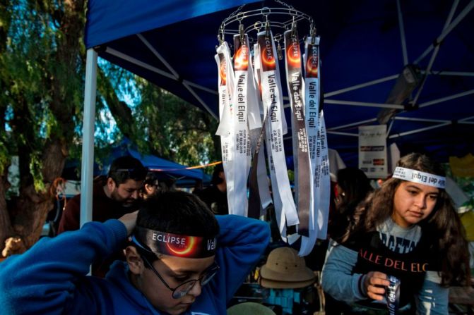 El comercio se ha beneficiado del interés por el eclipse. Aquí una tienda en Vicuña vende bandanas.