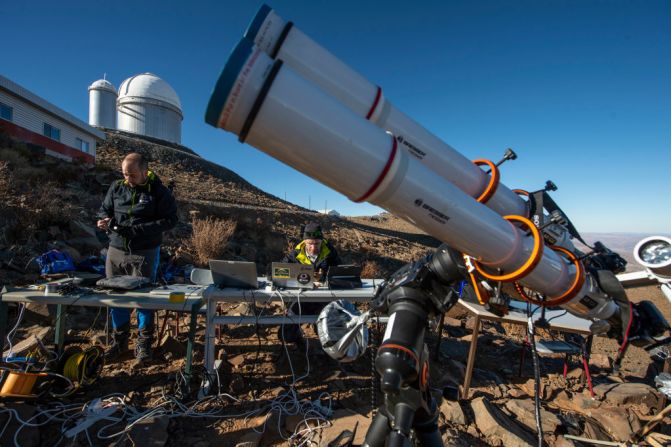 Astrónomos preparan su equipo para el eclipse solar en La Silla, en el Observatorio Europeo del Sur en La Higuera, Chile.